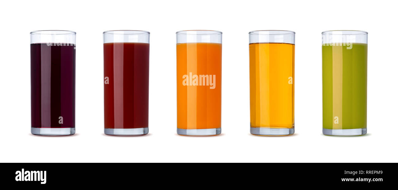 Jus de fruits et légumes frais dans le verre isolé sur fond blanc avec clipping path Banque D'Images