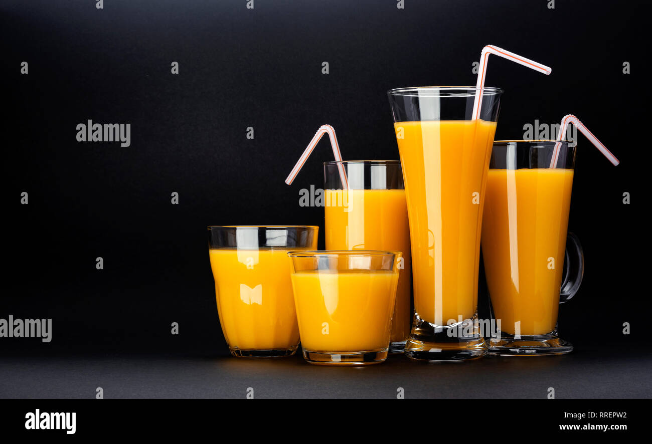 Verres de jus d'orange sur fond noir avec copie espace Banque D'Images