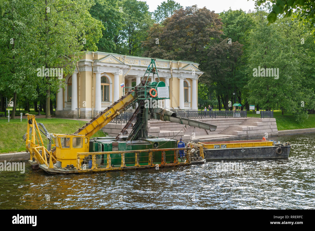 SAINT-Pétersbourg, Russie, 30 mai 2018 : Petite rivière automoteur non benne multi-drague avec une barge de nettoyer la rivière Moïka Banque D'Images