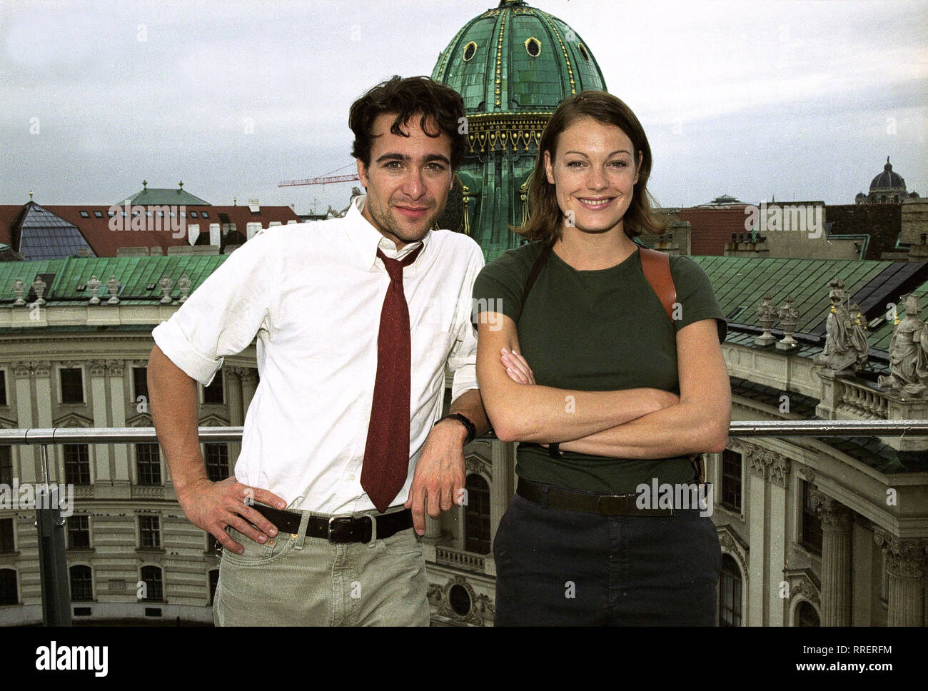 KOMMISSAR REX : die neuen acteurs Ab Août 2001 stehen und ALEXANDER PSCHILL ELKE WINKENS (beide 31 Jahre) für die neue Kommissar Rex-Staffel in Wien vor der Kamera. Die beiden spielen die Rollen von Hoffmann 'Marc' und 'Niki Herzog'. Laut Drehbuch verbringen sie eine gemeinsame Liebesnacht - und ohne es zu werden Sie sich ahnen - am nächsten Morgen als neue Kollegen bei der Wiener Kripo en vedette. Das schafft natürlich Probleme, Denn der eigenwillige lässt sich Marc ungern bevormunden und durch Nikis direkte prallen Üfters aufeinander Art sie. Die neuen Rex-Abenteuer versprechen interess Banque D'Images