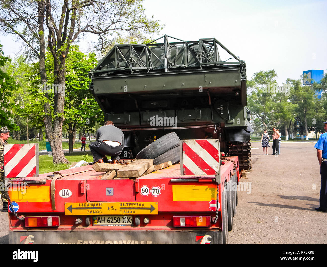 Kiev, Ukraine - 20 juin 2016 : un système de missiles anti-aériens BUK, le transport d'un véhicule de combat à travers la ville à la lutte anti-terroriste ope Banque D'Images