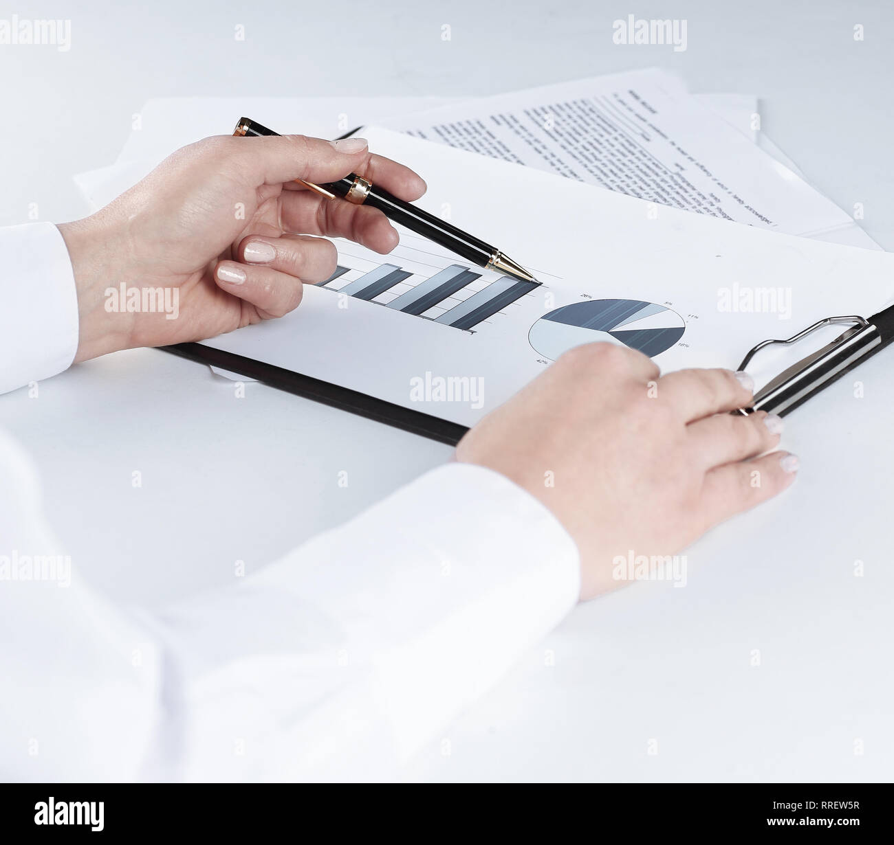 Libre.business woman graphiques marketing analyse. isolated on white Banque D'Images