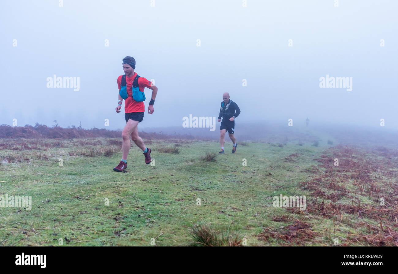 Les coureurs de marathon Ultra balises. Banque D'Images