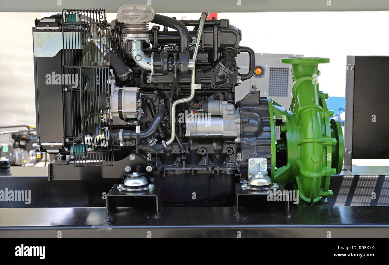 Gros moteur diesel avec fixation de la pompe à eau Photo Stock - Alamy