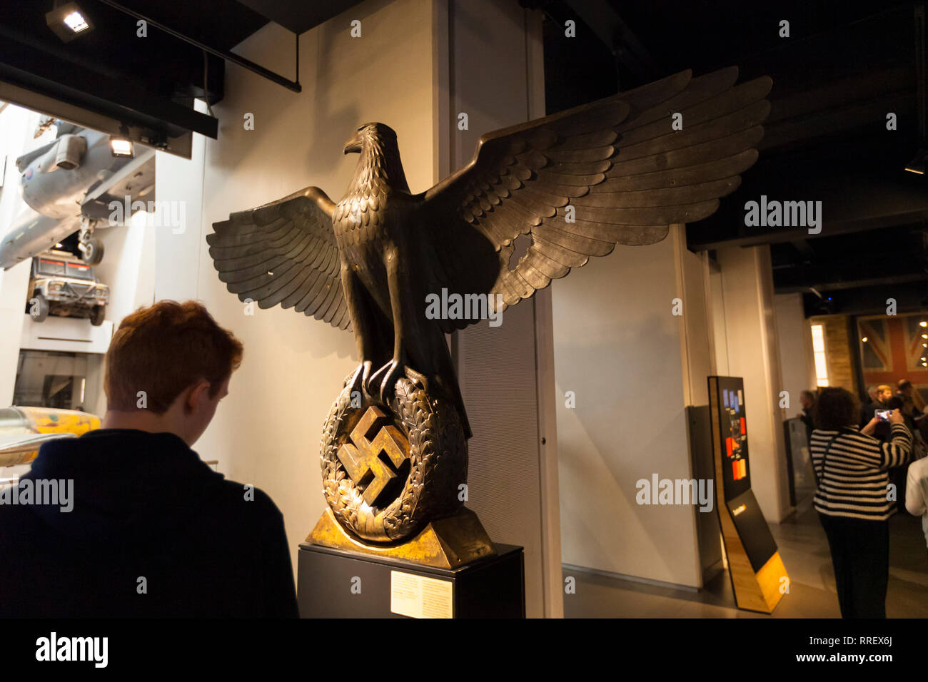 Aigle en bronze tenant dans ses serres une croix gammée faite pour la Chancellerie du Reich construit en 1939. Imperial War Museum, London, UK Banque D'Images
