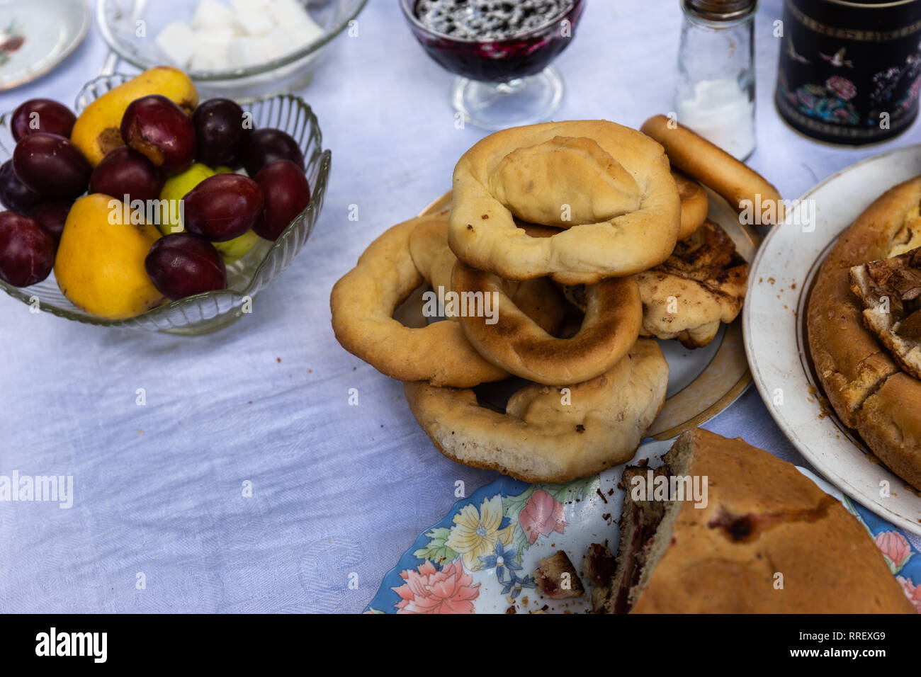 Détails d'une table de thé. Service à thé, des ustensiles, des plats, et des vases remplis de délicieux gâteaux, tartes, confiture etc. tea party d'été Banque D'Images