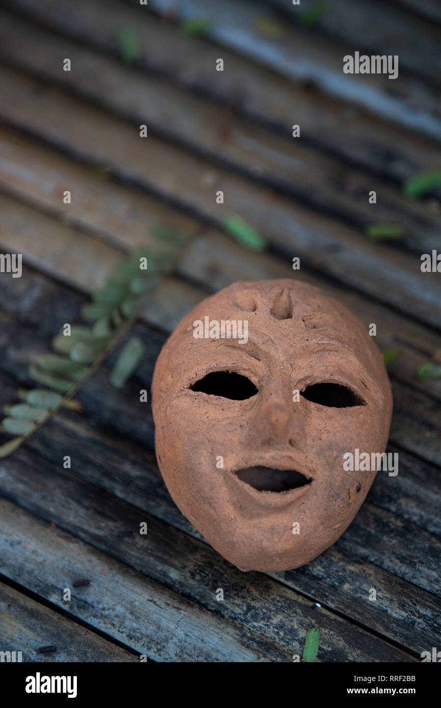 Masque en terre cuite sur le bambou. Banque D'Images