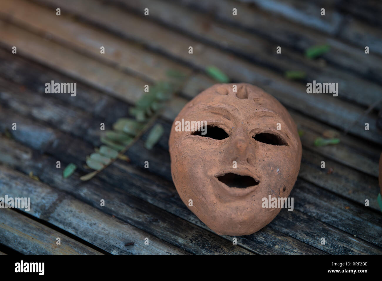 Masque en terre cuite sur le bambou. Banque D'Images