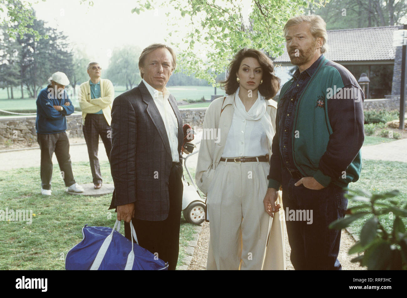 EIN FALL FÜR ZWEI / Blattschuß / Dans eine der feinsten acceuil Villen Le wird der Hausherr, eingebrochen zu seinem appliqué Jagdgewehr erschießt Einbrecher und den. / Im Bild : CLAUS THEO GÄRTNER (Martina Gedeck), Matula (Frau), RAIMUND HARMSTORF Düllmann (Herr Karnick) / 35991 / DFAFall , 211 / Überschrift : EIN FALL FÜR ZWEI Banque D'Images