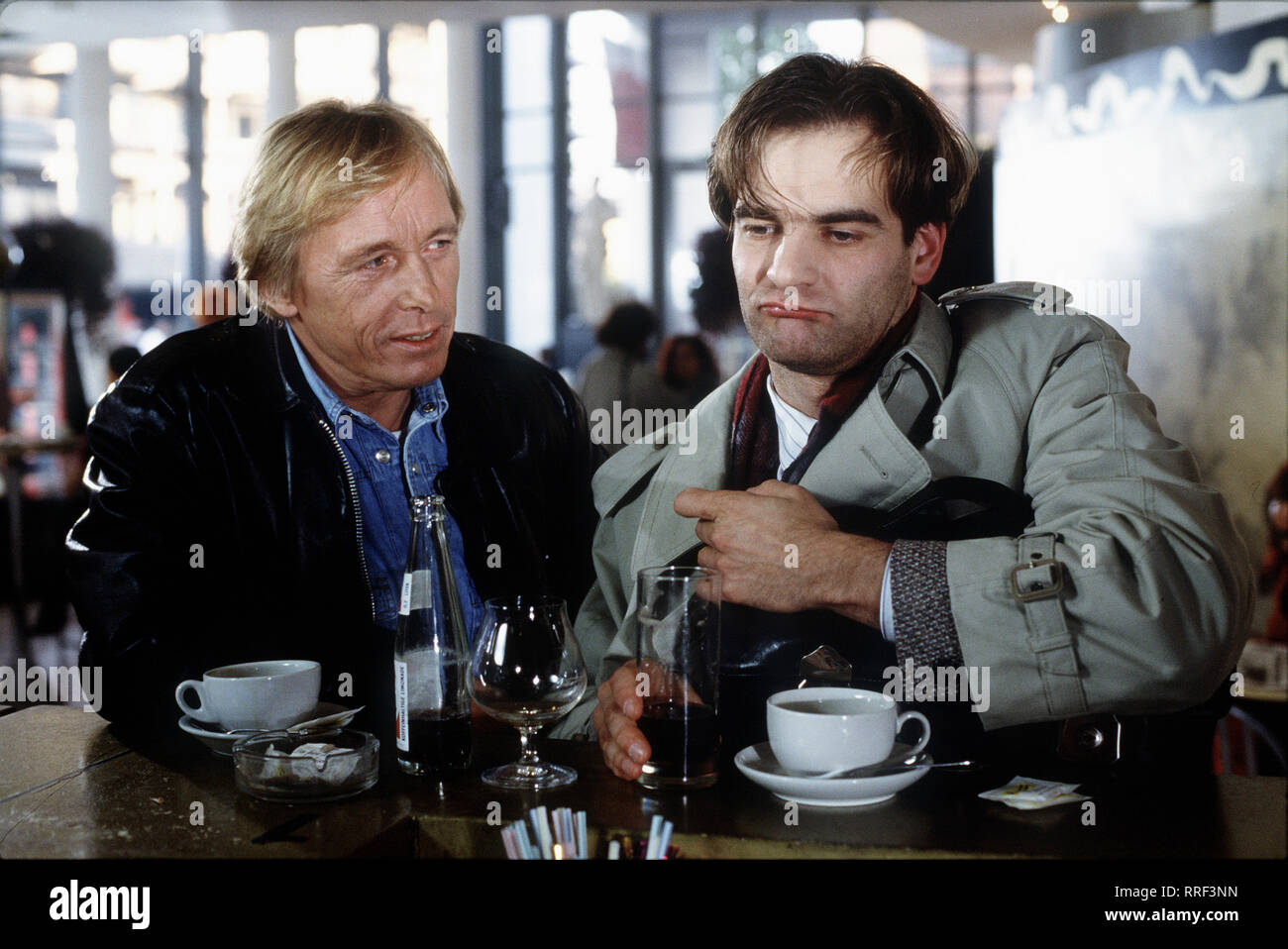 EIN FALL FÜR ZWEI / Geld nicht verjährt / Matula (CLAUS THEO GÄRTNER) trifft bei seinen Kollegen auf einen Recherchen, Privatdetektiv Dentzel (HEINRICH SCHAFMEISTER). / 36452-0-51306 / , 01DFAFall2 / Überschrift : EIN FALL FÜR ZWEI Banque D'Images