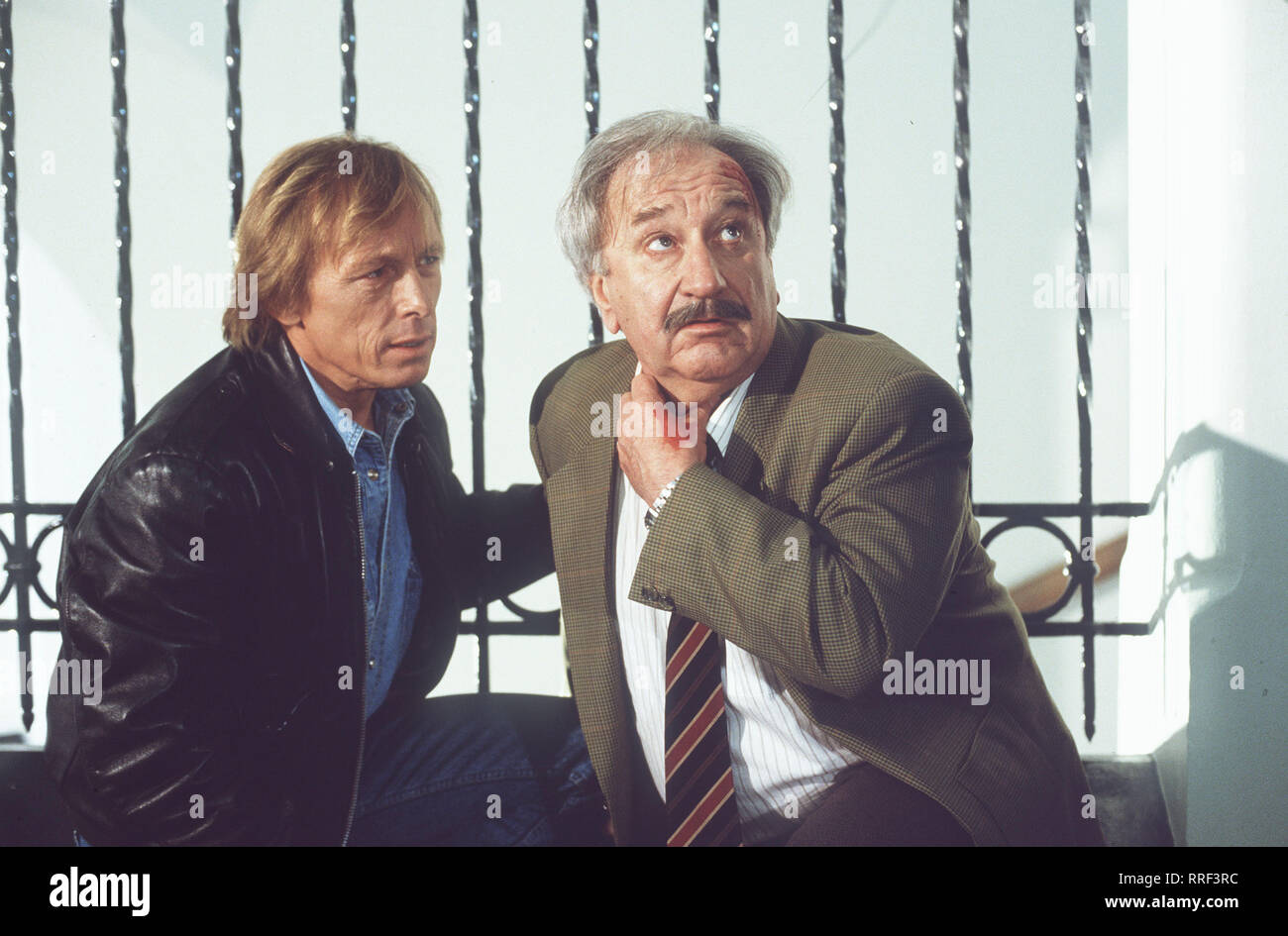 EIN FALL FÜR ZWEI / Schweigen ist Geld / Voir : Matula (CLAUS THEO GÄRTNER) findet Oberstudienrat Kepich (HORST BOLLMANN) zugerichtet brutal vor. / 36246-0-50561 / DFAFall , 112 / Überschrift : EIN FALL FÜR ZWEI Banque D'Images