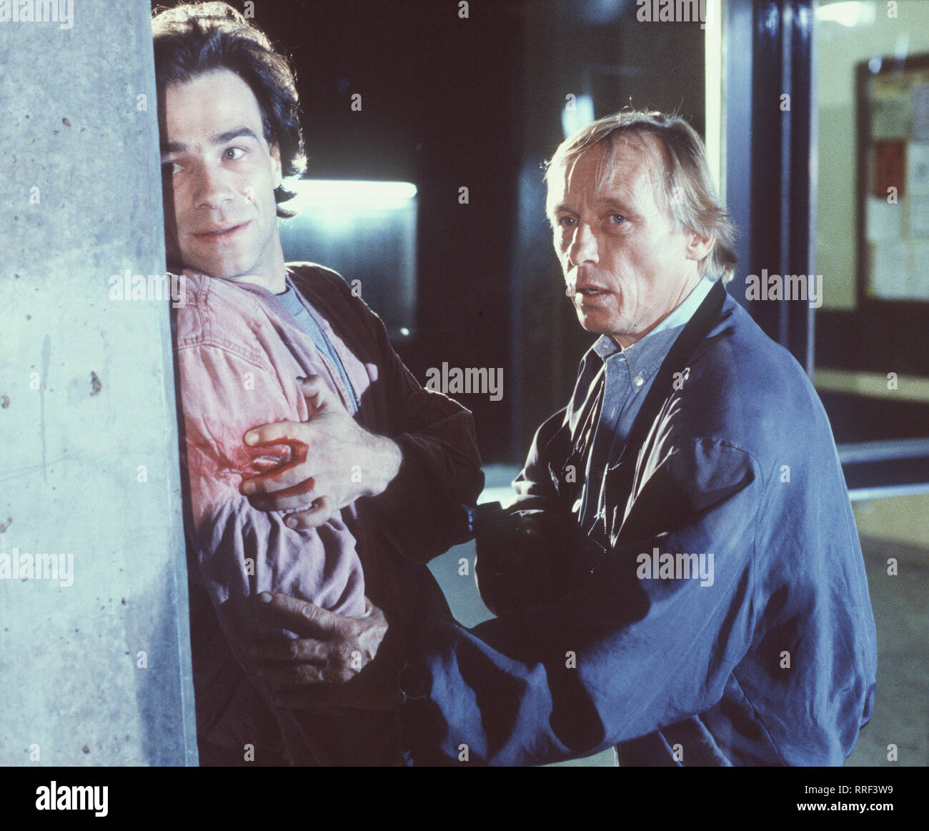 EIN FALL FÜR ZWEI / Härter als Glas / Als Klaus Hencke (KLAUS J. BEHRENDT) von einem Unbekannten angeschossen wird, ist Matula (CLAUS THEO GÄRTNER) gleich zur Stelle. / 36264-0-50955 / , DFAEinFall18 / Überschrift : EIN FALL FÜR ZWEI Banque D'Images