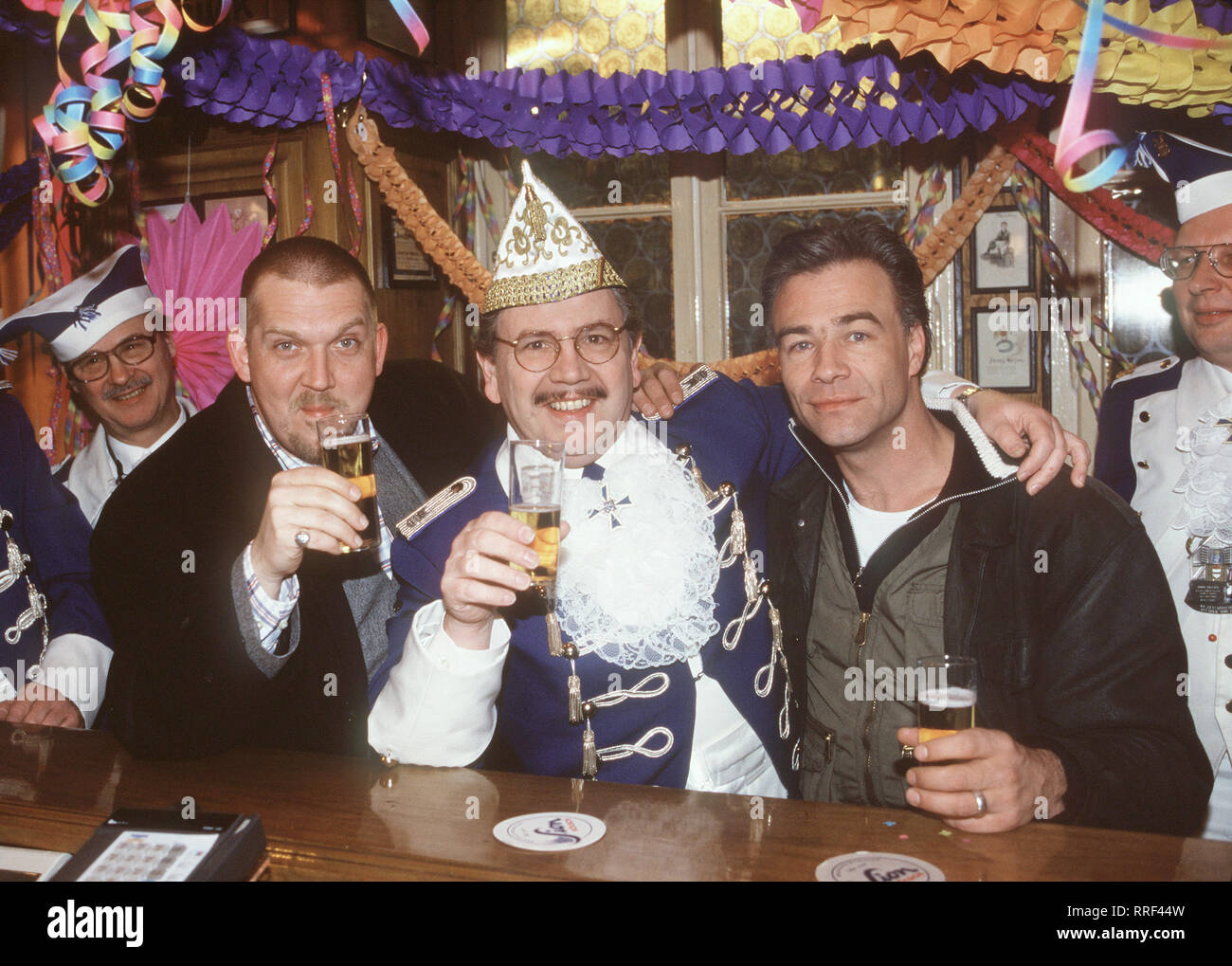 TATORT / Restrisiko / Ballauf (KLAUS J. BEHRENDT,r) und Schenk (DIETMAR BÄR) versuchen sich Gemeinsam für den KÜlner Karneval zu begeistern wird daraus - doch bald blutiger Ernst : Das Tanzmariechen Schenks Karnevalsverein ermordet wird aus aufgefunden. Voir mit PETER MILLOWITSCH (Karnevalist) / C42269-0-52707 / DFATatort , 011 / Überschrift : TATORT / D 1998 Banque D'Images