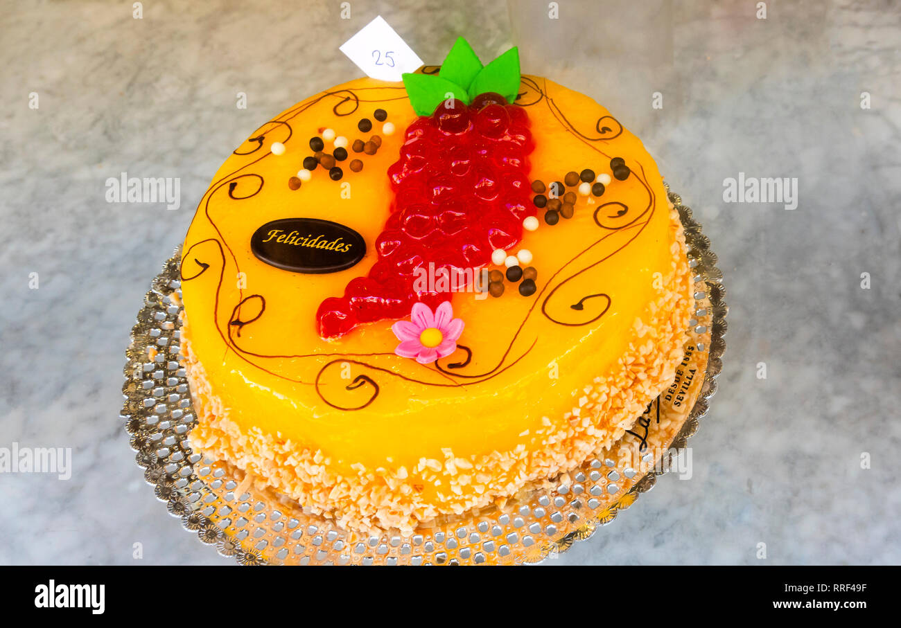 Un Gateau A La Creme De Citron Cuits Pour Une Occasion Speciale Affichee Dans La Fenetre D Une Boulangerie A Seville Espagne Photo Stock Alamy