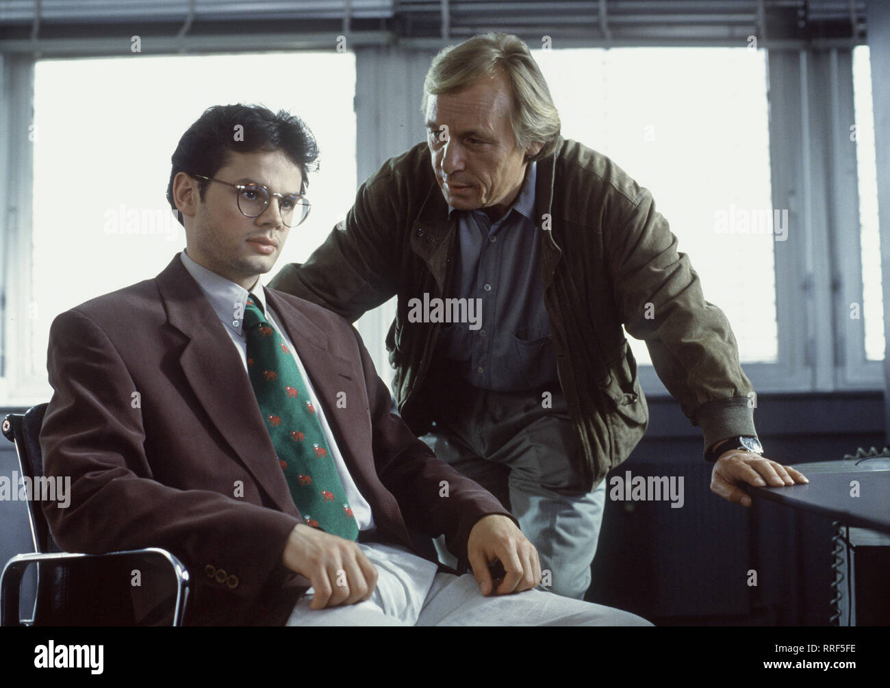 EIN FALL FÜR ZWEI / Gier / Matula (CLAUS THEO GÄRTNER) dem jungen fühlt Norbert Winkler (MARCO HOFSCHNEIDER) auf den Zahn. Er hat den Verdacht zurecht, dass der Filius seinen Vater betrügen wollte. / 36772-0-52923 / , 08DFAFall1 / Überschrift : EIN FALL FÜR ZWEI Banque D'Images