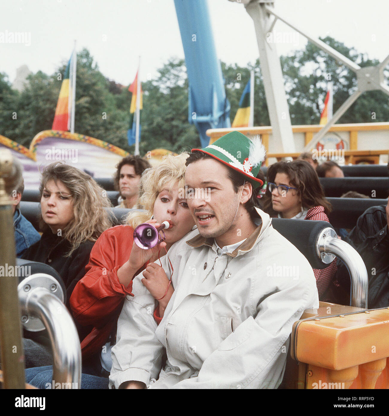 DIE SCHNELLE GERDI / TV-Serie - D 1989 - Michael Verhoeven / 3. Voir : Oktoberfest / Die flotte Blondine (KARIN THALER) hat Herbert (MICHAEL ROLL) Oktoberfest-Bummel überredet zu einem, a été défini ihm noch Ärger mit Freundin Gerdi einbringen wird. / 34750--1-53598 , DFAGerdi2 / 20 / Überschrift : DIE SCHNELLE GERDI / BRD 1989 Banque D'Images