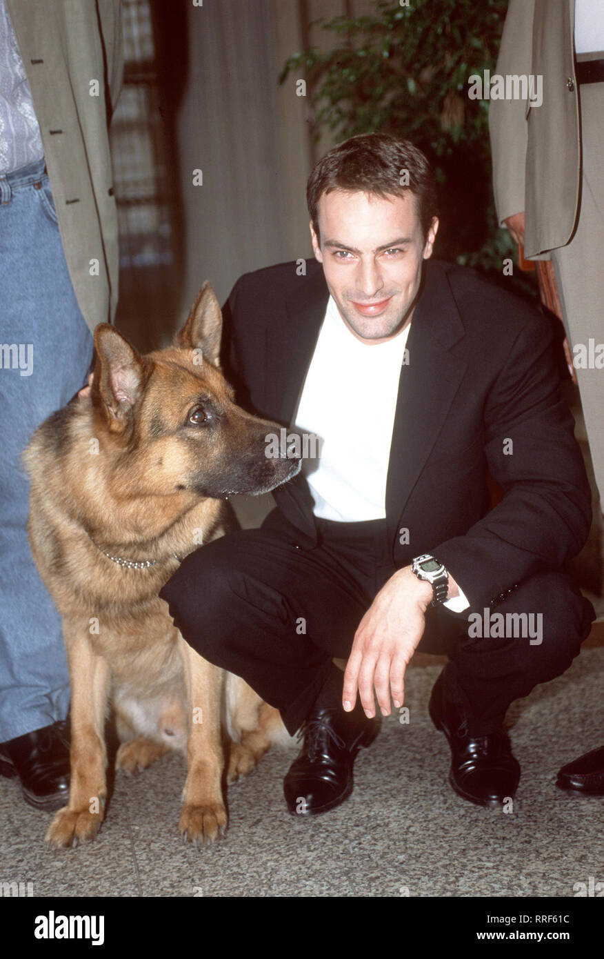 KOMMISSAR REX im Bild : GEDEON BURKHARD und sein treuer Gefährte, KOMMISSAR REX Regie : Gerald Liegel / Überschrift : KOMMISSAR REX Banque D'Images