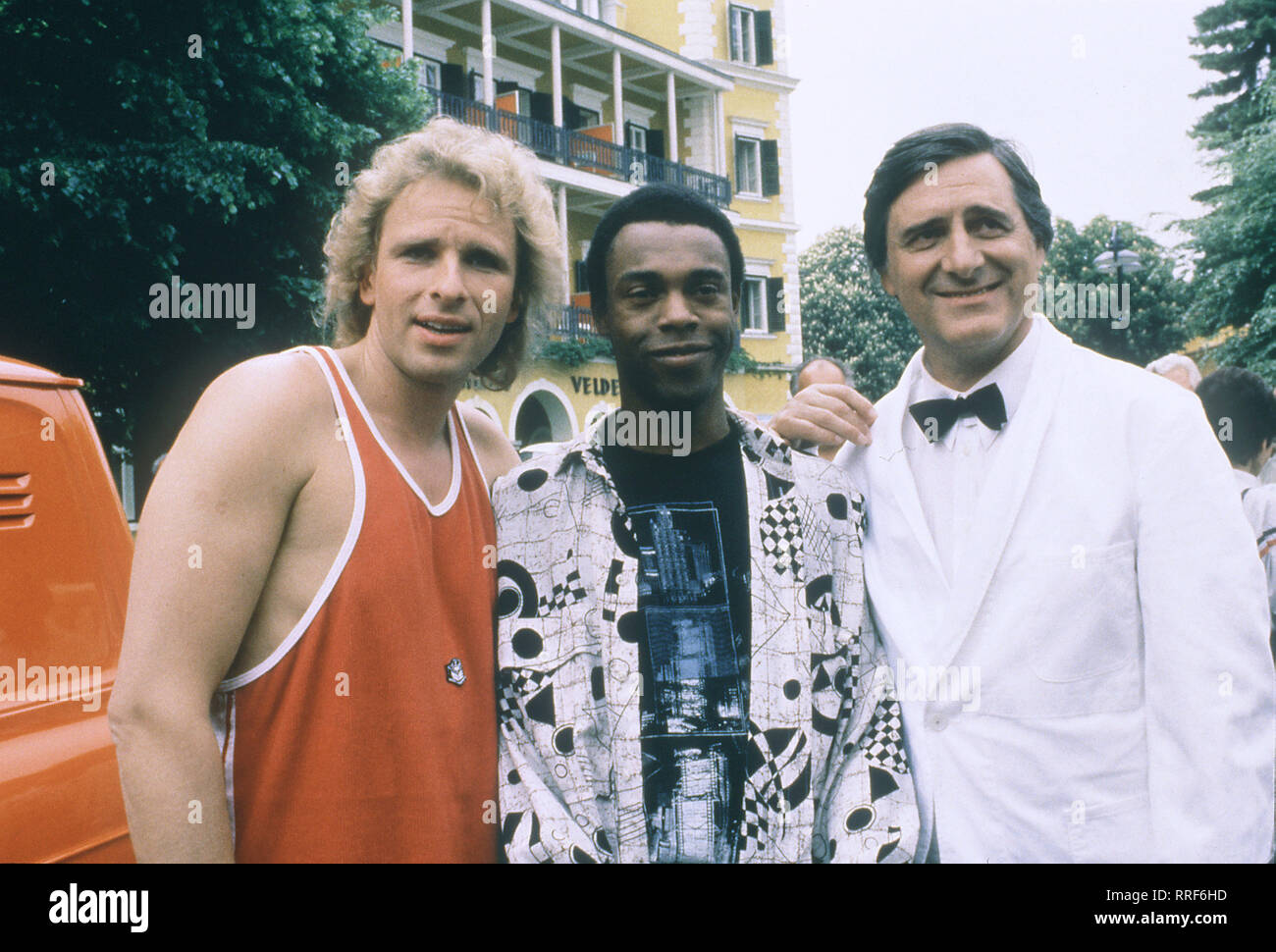 ZÄRTLICHE CHAOTEN Chaoten Schmidgruber- Die (HELMUT FISCHER), Walker (MICHAEL WINSLOW) und Ricky (Thomas Gottschalk) verlieben alle sich in die hübsche Rose, a été natürlich noch mehr Chaos in Ihr Leben bringt. Regie : Franz Josef Gottlieb / Überschrift : ZÄRTLICHE CHAOTEN / BRD 1987 Banque D'Images