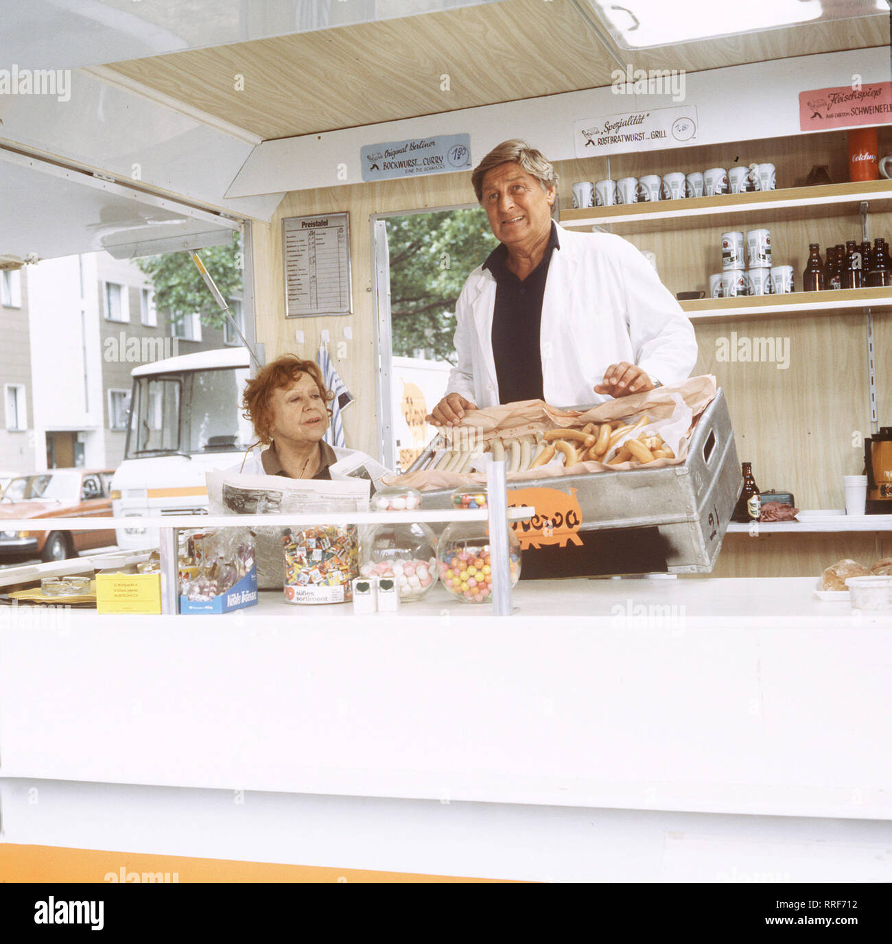 DREI DAMEN VOM GRILL / Einsamkeiten, Zweisamkeiten / BRIGITTE MIRA (Oma Färber) und GÜNTHER PFITZMANN (Otto Krüger) / 28111-0-54998 / , DFADamen / 19 Überschrift : DREI DAMEN VOM GRILL Banque D'Images