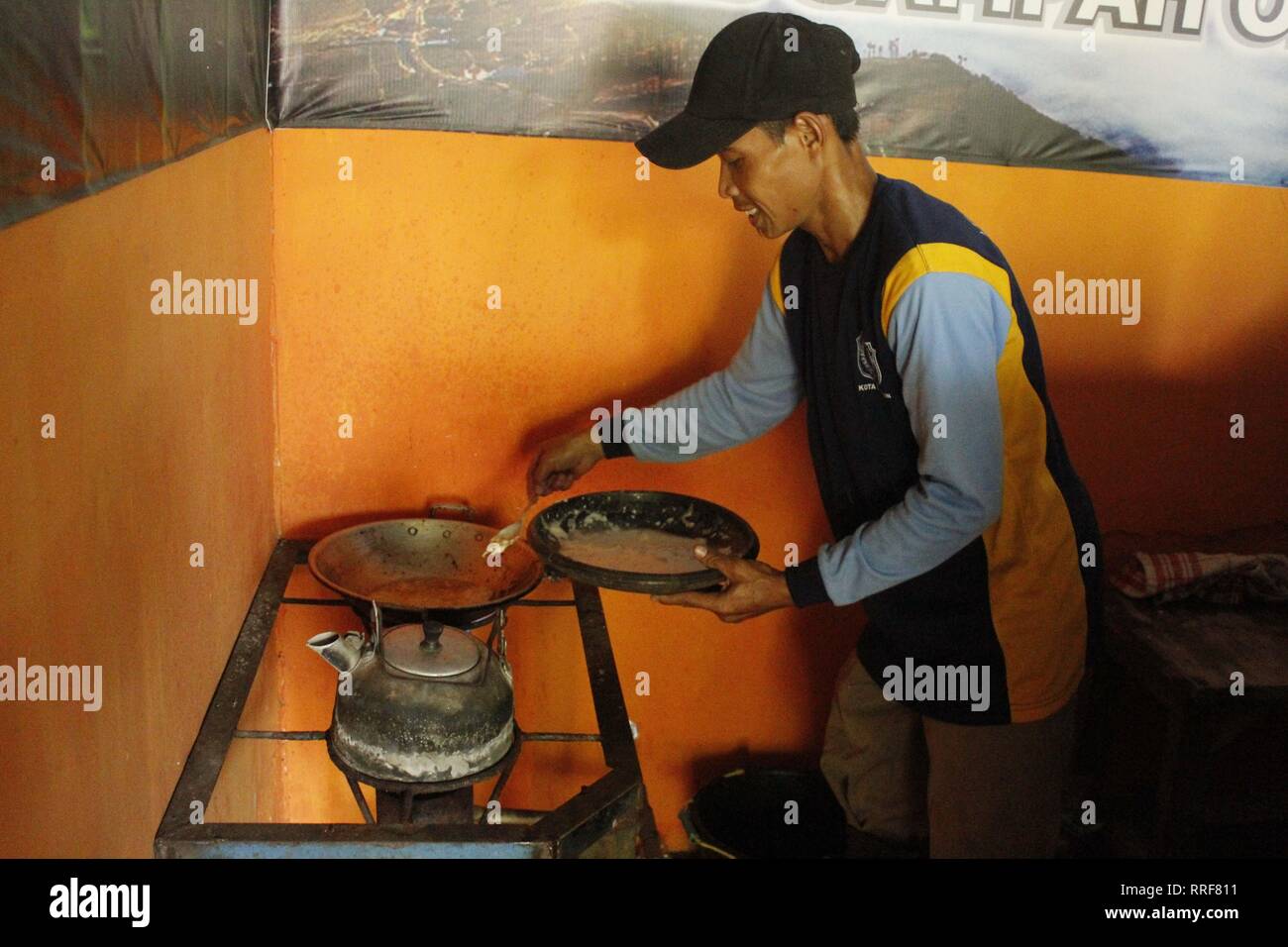 Madiun, Indonésie. Feb 21, 2019. Faire revenir le tempeh et les travailleurs de l'eau à bouillir pour faire cuire brew café pur en poudre dans le Winongo zone d'enfouissement, la ville de Madiun. Ils utilisent le gaz comme combustible des déchets organiques. Credit : Ajun Ally/Pacific Press/Alamy Live News Banque D'Images