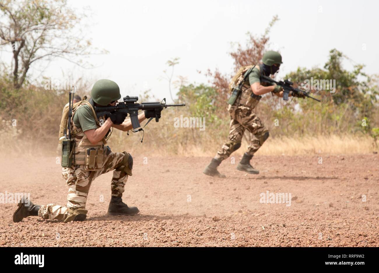 Des soldats marocains et de tir pratique déménagement pendant la formation antiterroriste à l'exercice Flintlock 2019 21 février 2019 à Bobo-Dioulasso, Burkina Faso. Flintlock est un exercice multinational composé de 32 nations africaines et occidentales à plusieurs endroits au Burkina Faso et en Mauritanie. Banque D'Images