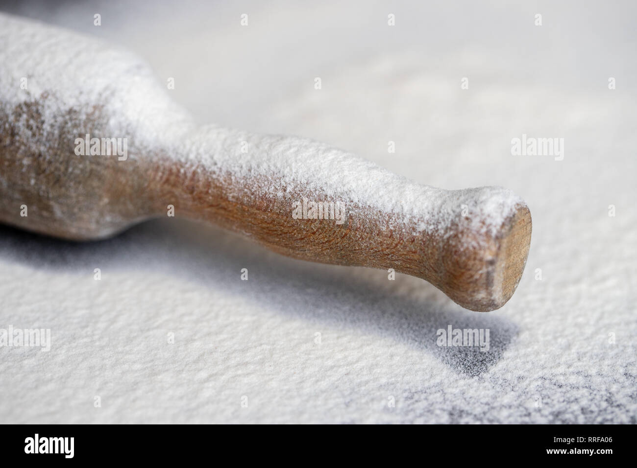 Arrière-plan de cuisson avec le rouleau à pâte de farine. Sur le tableau noir. Espace libre pour le texte . Banque D'Images