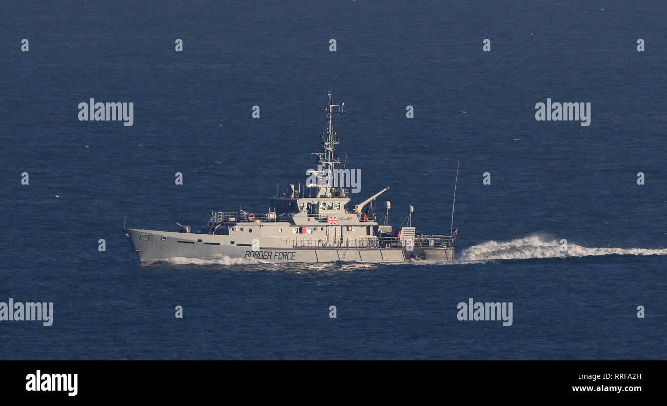 HMC Vigilant, une force à la frontière, la faucheuse arrive retour à Douvres Marina, à la suite d'un incident de petits bateaux dans la Manche. Banque D'Images