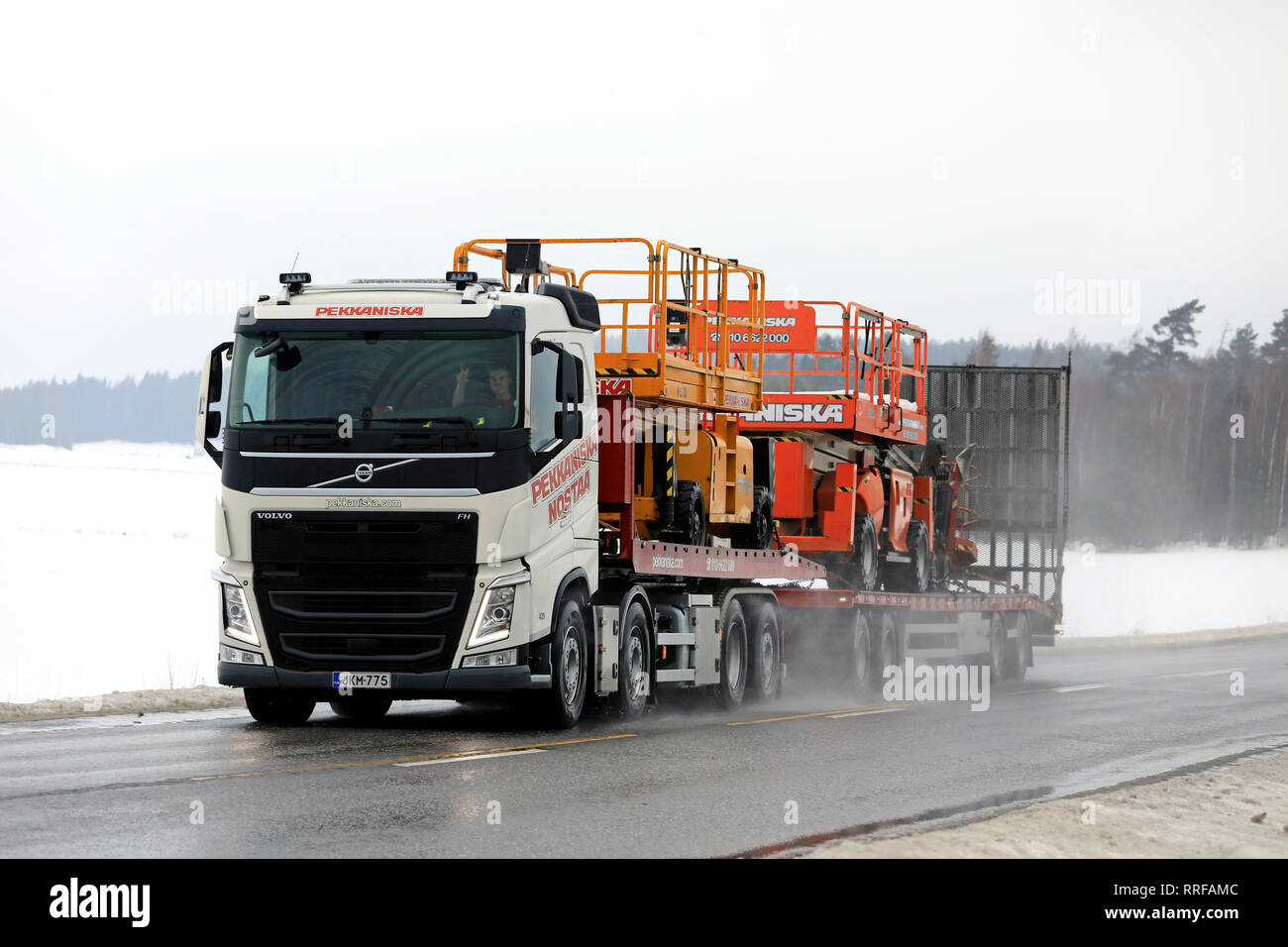 Salo, Finlande - le 8 février 2019 : Volvo FH semi-remorque transporte un équipement de levage de Pekkaniska, une société finlandaise location Grues et plate-formes. Banque D'Images