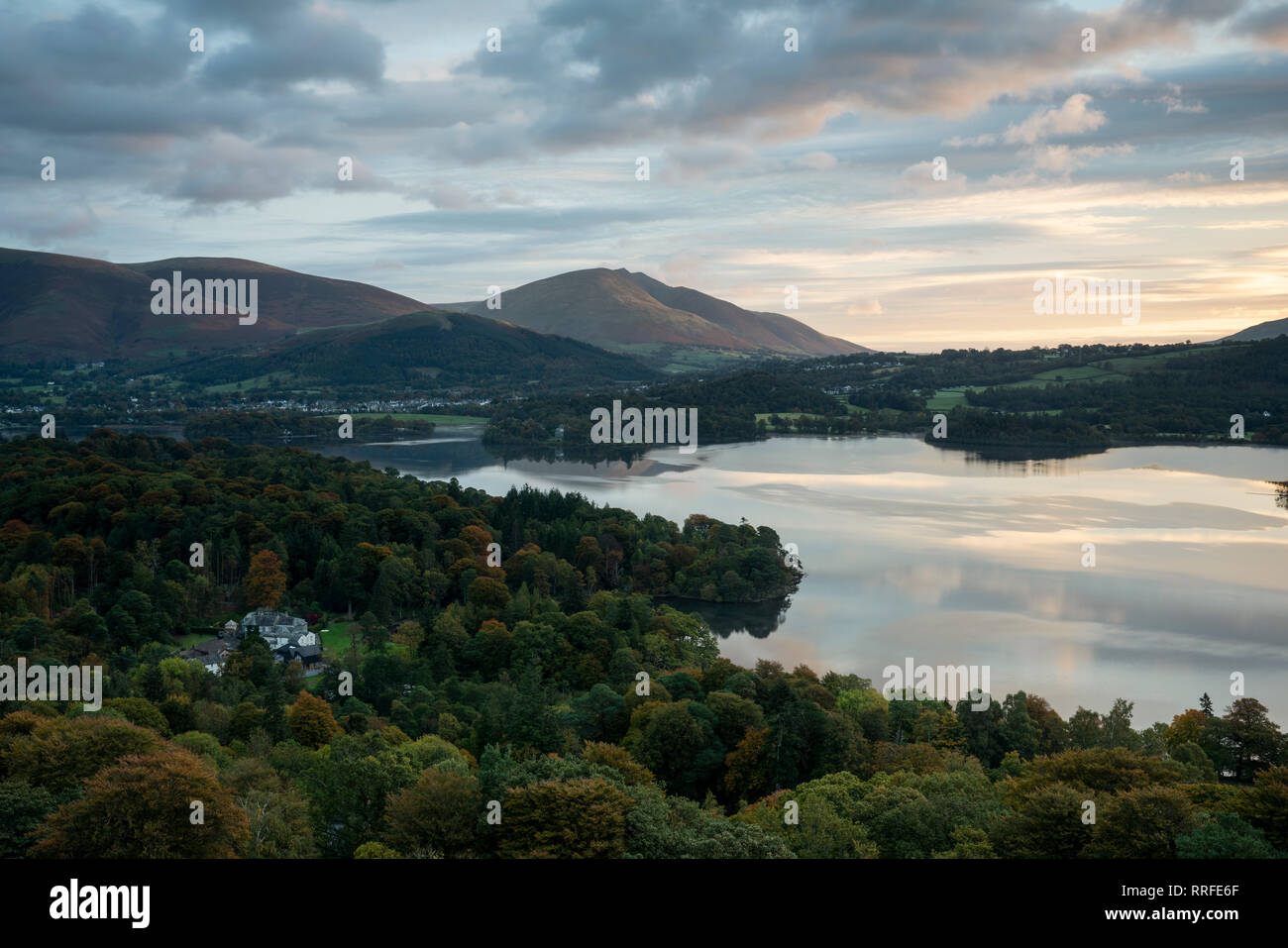 Lever du soleil d'automne sur Derwentwater, Parc National de Lake District, Cumbria, England, UK Banque D'Images