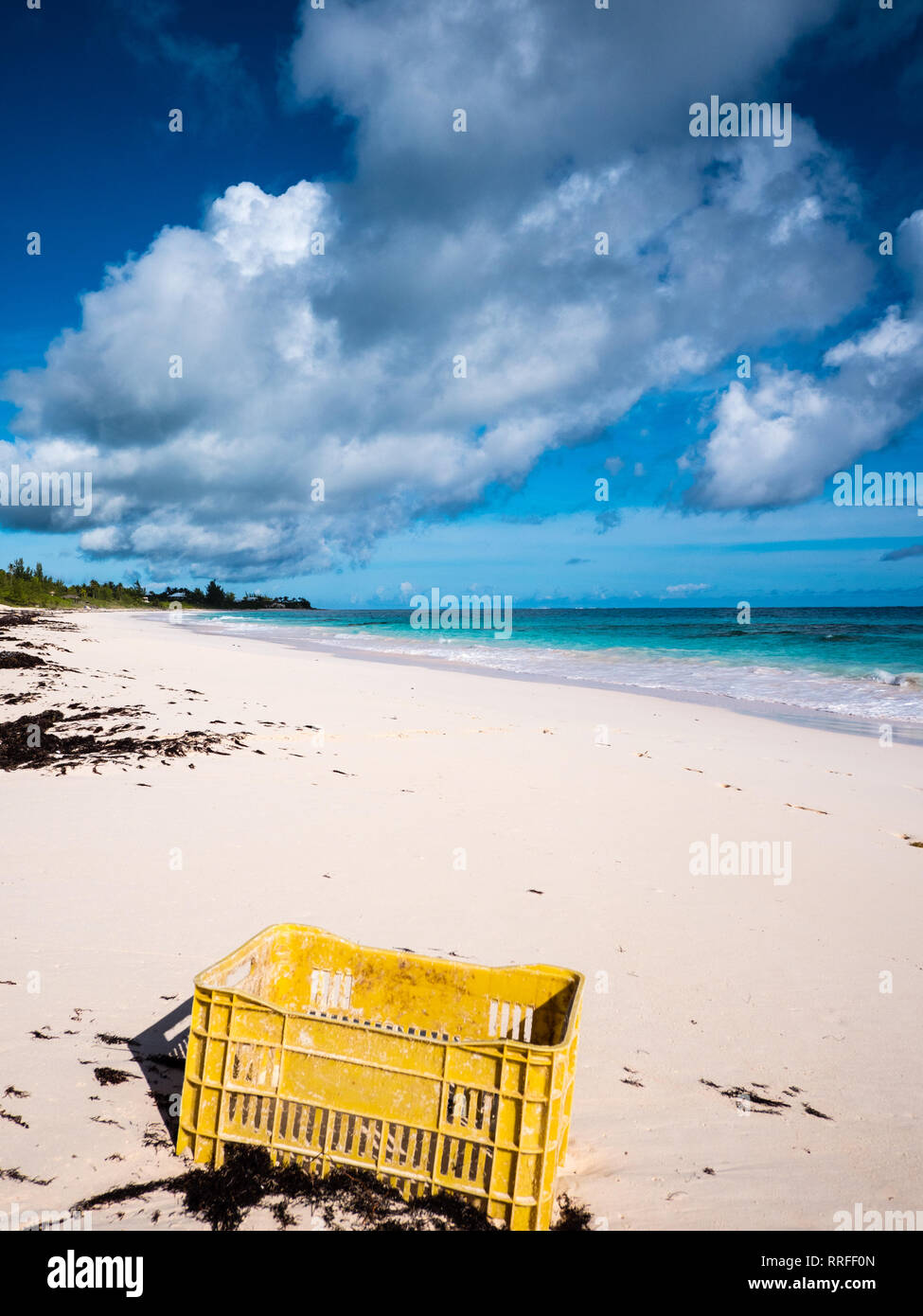 La pollution en plastique on Tropical Beach, Côte Atlantique, Sky Beach, Eleuthera, Bahamas, dans les Caraïbes. Banque D'Images