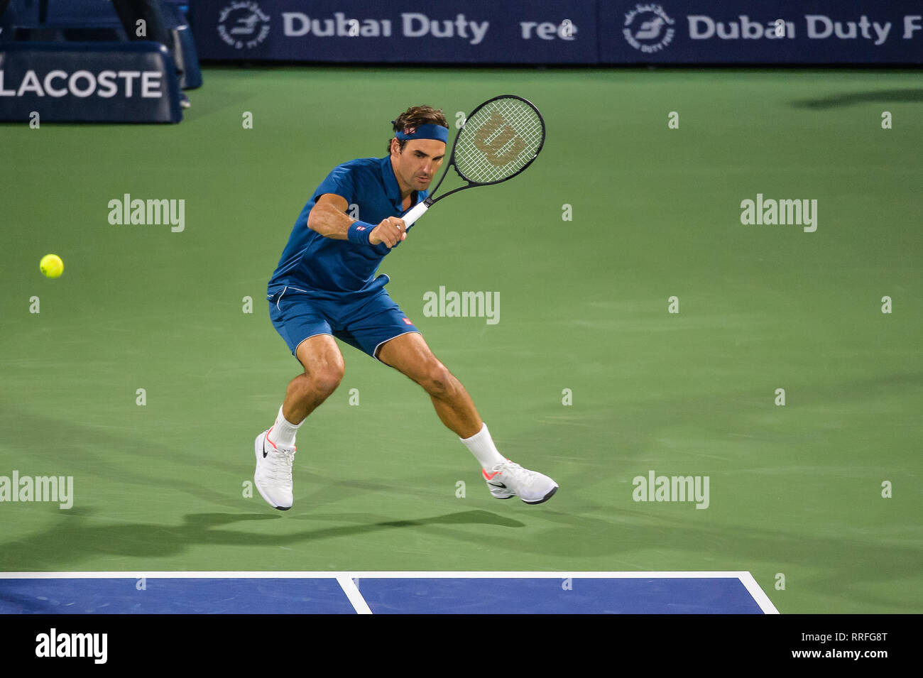 Dubaï, Émirats arabes unis. 25 février 2019. L'ancien no. 1 de la suisse  Roger Federer sur son chemin vers la victoire contre Igor Andreev au 2019  Dubai Duty Free Tennis Championships 2019.