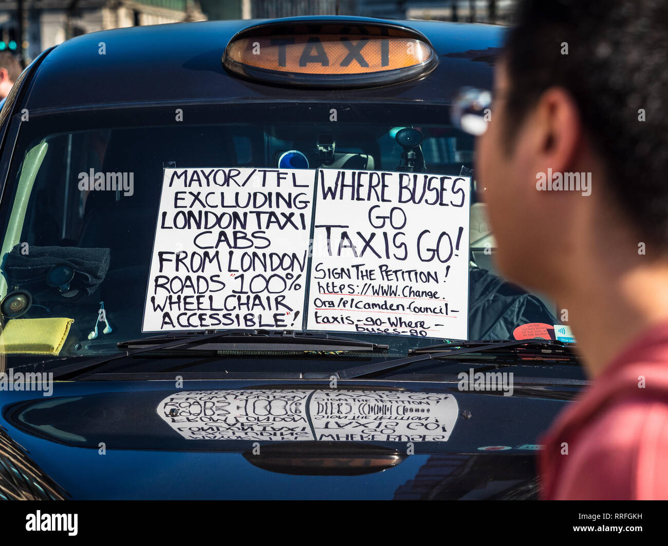 Londres, Royaume-Uni. Feb 25, 2019. Les chauffeurs de taxi de Londres TfL de protestation à l'intention d'en restreindre l'accès à certaines routes dans le cadre d'un important réaménagement plan crédit : Robert Evans/Alamy Live News Banque D'Images