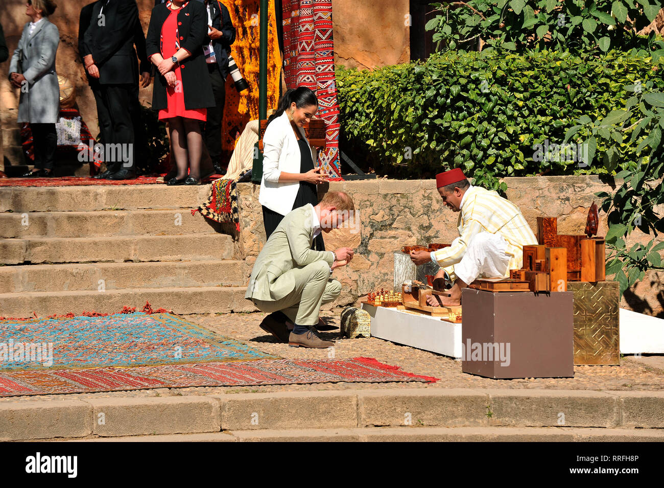 Rabat. Feb 25, 2019. Le Prince Harry (L, à l'avant) et son épouse Meghan assister à un événement pour rencontrer des artisans et des jeunes entrepreneurs sociaux dans les jardins andalous à Rabat, Maroc, le 25 février 2019. Source : Xinhua/Alamy Live News Banque D'Images