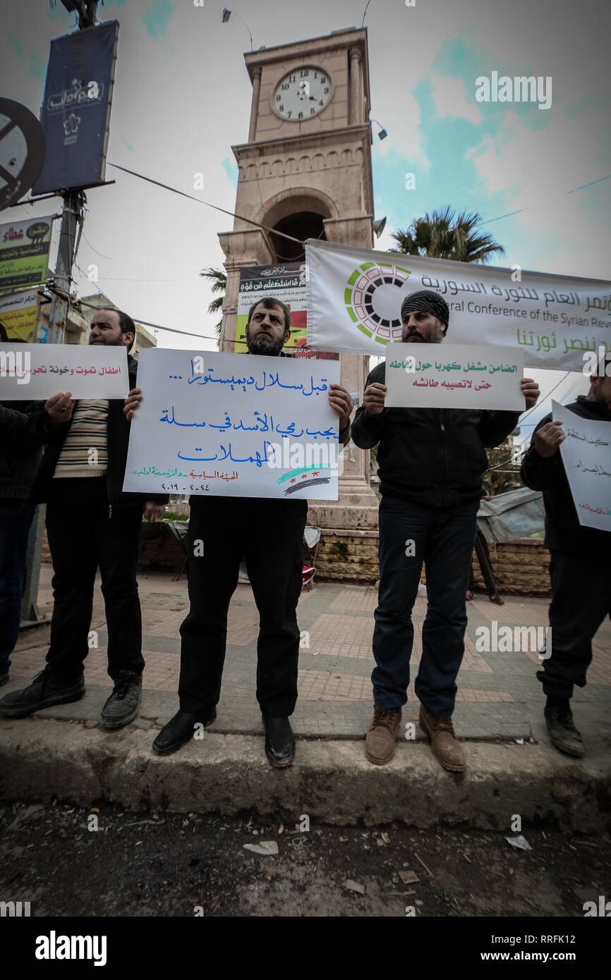Idleb, Idlib, en Syrie. Feb 24, 2019. Les militants sont vu la tenue des pancartes pendant la manifestation.Le peuple et les militants de la ville d'Idlib, dénoncer le bombardement de villes et villages du sud d'Idlib et maintenir la responsabilité de la communauté internationale et la caution. Credit : Mohamad Saïd SOPA/Images/ZUMA/Alamy Fil Live News Banque D'Images