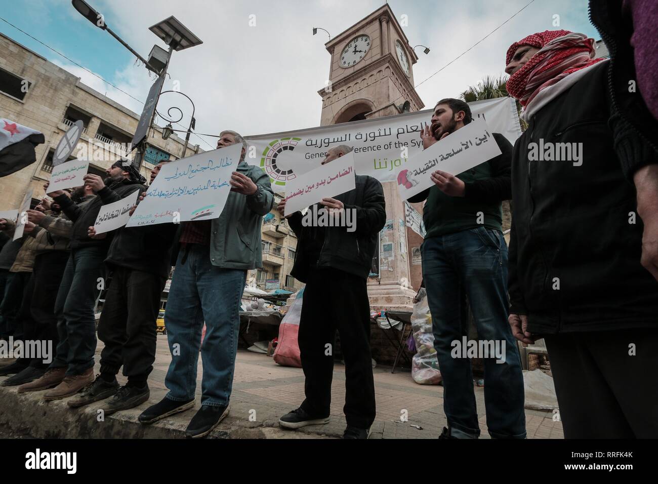 Idleb, Idlib, en Syrie. Feb 24, 2019. Les militants sont vu la tenue des pancartes pendant la manifestation.Le peuple et les militants de la ville d'Idlib, dénoncer le bombardement de villes et villages du sud d'Idlib et maintenir la responsabilité de la communauté internationale et la caution. Credit : Mohamad Saïd SOPA/Images/ZUMA/Alamy Fil Live News Banque D'Images