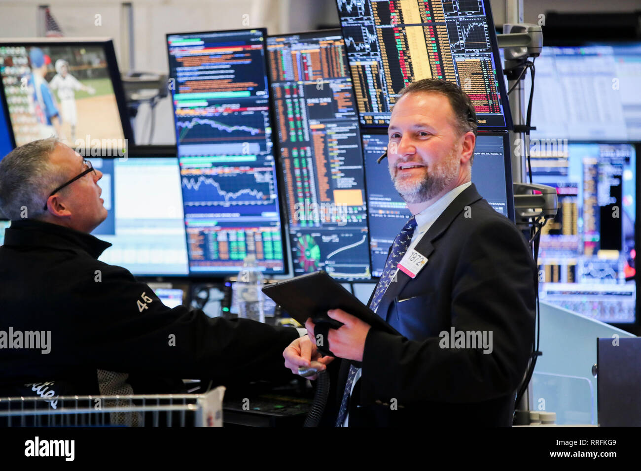 New York, USA. Feb 25, 2019. Traders travailler à la Bourse de New York à New York, États-Unis, le 25 février 2019. Stocks américains plus élevés s'est terminé lundi. Le Dow a grimpé de 0,23  % à 26 091,95, le S&P 500 a augmenté de 0,12  % à 2 796,11, et le Nasdaq a augmenté de 0,36  % à 7 554,46. Credit : Wang Ying/Xinhua/Alamy Live News Banque D'Images