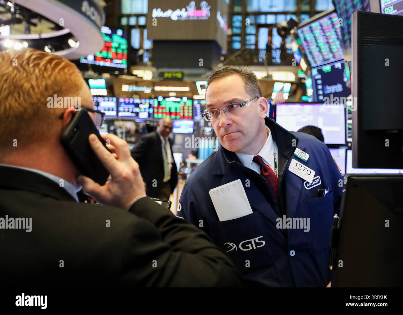 New York, USA. Feb 25, 2019. Traders travailler à la Bourse de New York à New York, États-Unis, le 25 février 2019. Stocks américains plus élevés s'est terminé lundi. Le Dow a grimpé de 0,23  % à 26 091,95, le S&P 500 a augmenté de 0,12  % à 2 796,11, et le Nasdaq a augmenté de 0,36  % à 7 554,46. Credit : Wang Ying/Xinhua/Alamy Live News Banque D'Images