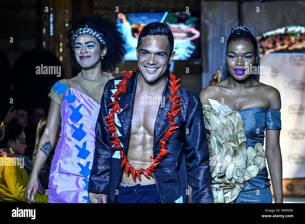 Whitehall, Londres, Royaume-Uni. 25 févr. 2019. Designer de mode féroce par RL (Samoa américaines) en vedette sa dernière collection avec Son Excellence l'honorable il Titilupe Fanetupouvava'u Tu'ivakano des Tonga Haut Commissaire UK assister à la London Fashion Week du Pacifique à l'un Whitehall, Londres, Royaume-Uni. 25 févr. 2019. Credit Photo : Alamy/Capital Live News Banque D'Images