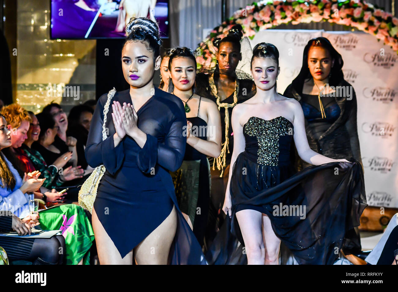 Whitehall, Londres, Royaume-Uni. Feb 25, 2019. Designer AKANA (Nouvelle-Zélande) présente sa dernière collection avec Son Excellence l'honorable il Titilupe Fanetupouvava'u Tu'ivakano des Tonga Haut Commissaire UK assister à la London Fashion Week du Pacifique à l'un Whitehall, Londres, Royaume-Uni. 25 févr. 2019. Credit Photo : Alamy/Capital Live News Banque D'Images