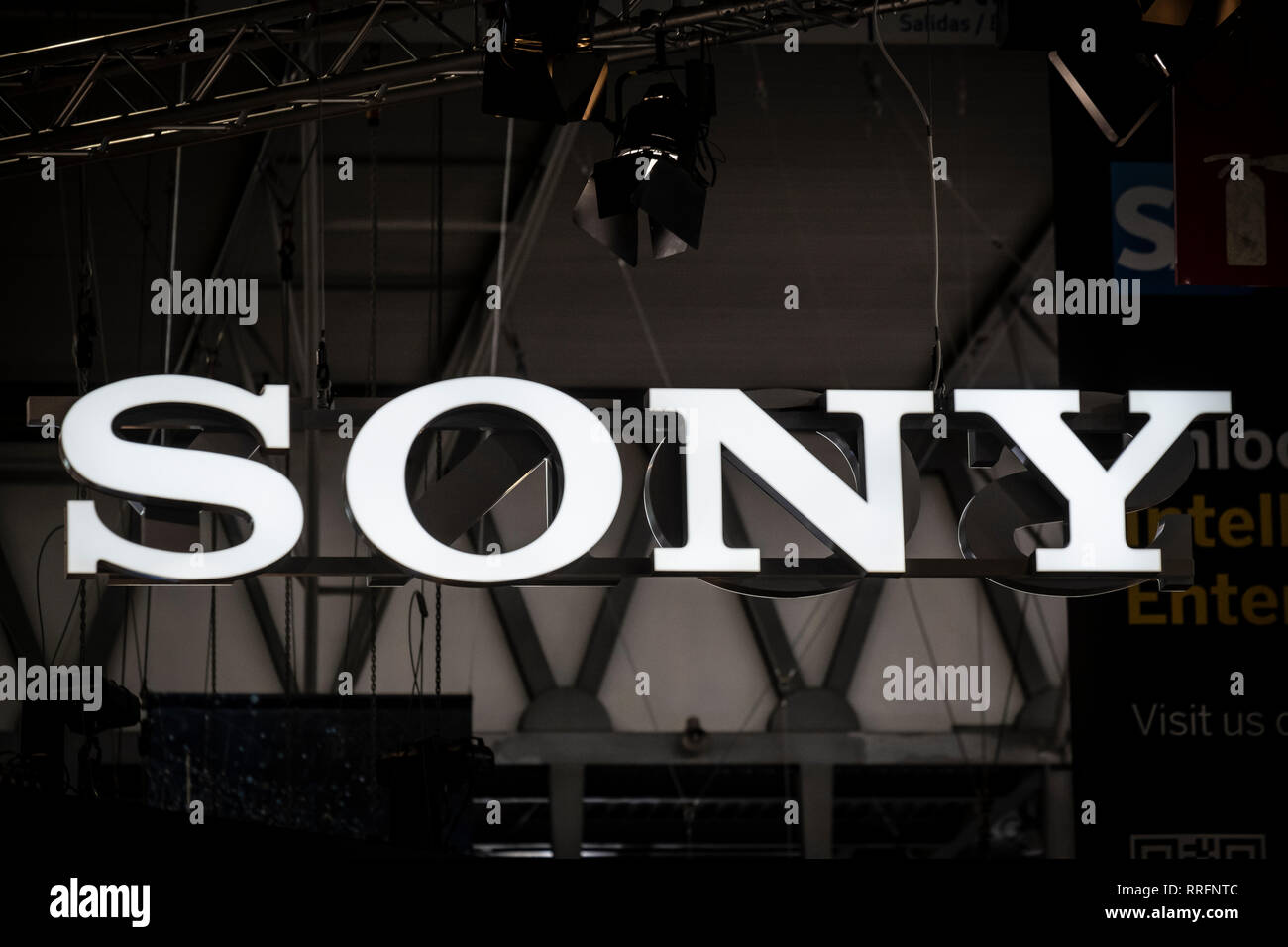 Le logo Sony est perçu au cours de MWC 2019. Le MWC2019 Mobile World Congress ouvre ses portes pour présenter les dernières nouveautés des fabricants de téléphones intelligents. La présence d'appareils prêts à gérer les communications 5G a été la marque de cette édition. Banque D'Images
