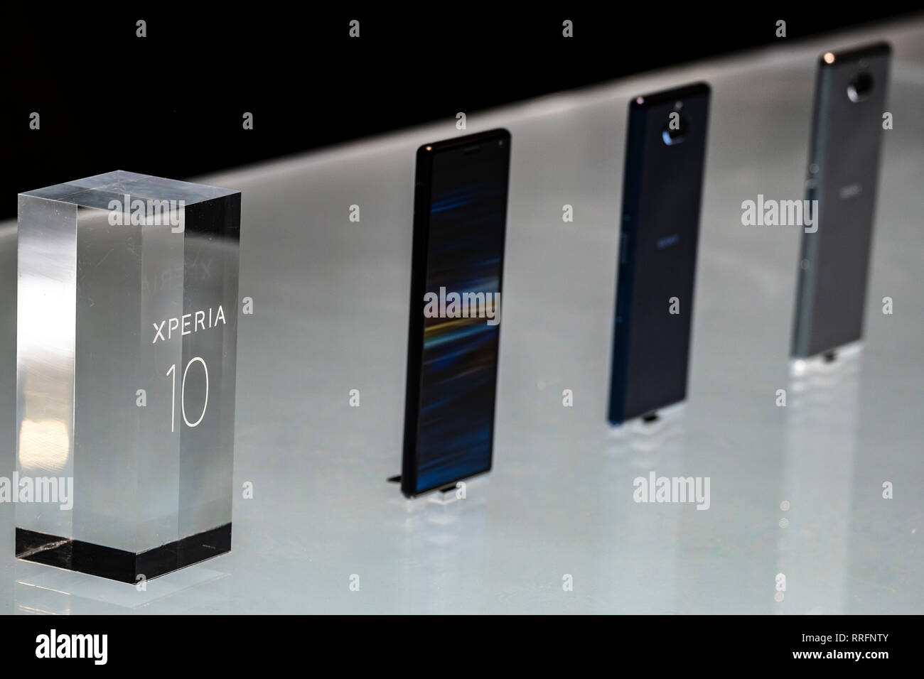 Le nouveau Sony Xperia smartphones 10 sont observées lors de la MWC2019. Le MWC2019 Mobile World Congress ouvre ses portes pour présenter les dernières nouveautés des fabricants de téléphones intelligents. La présence d'appareils prêts à gérer les communications 5G a été la marque de cette édition. Banque D'Images
