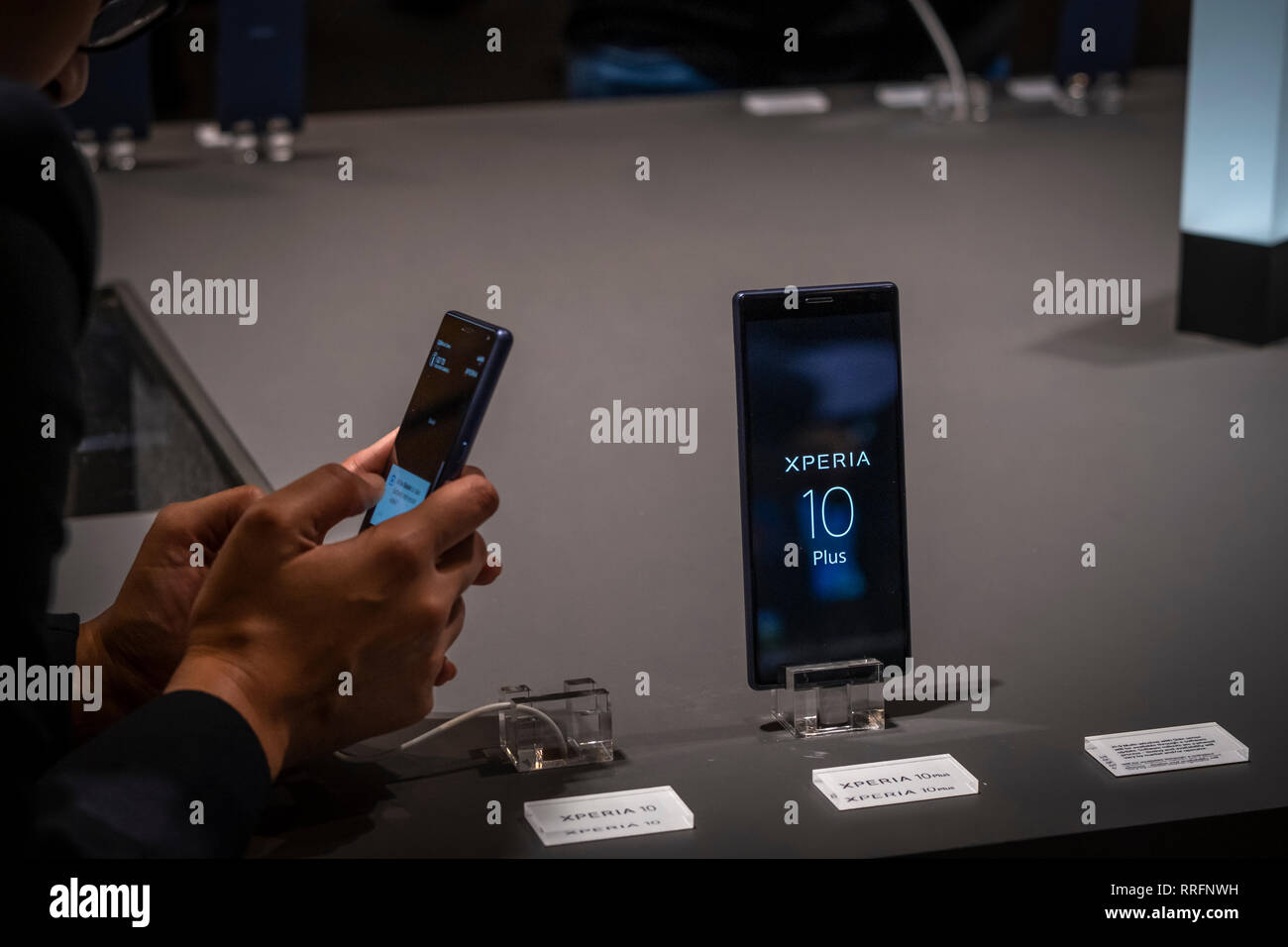 Le nouveau Sony Xperia smartphones 10 sont observées lors de la MWC2019. Le MWC2019 Mobile World Congress ouvre ses portes pour présenter les dernières nouveautés des fabricants de téléphones intelligents. La présence d'appareils prêts à gérer les communications 5G a été la marque de cette édition. Banque D'Images
