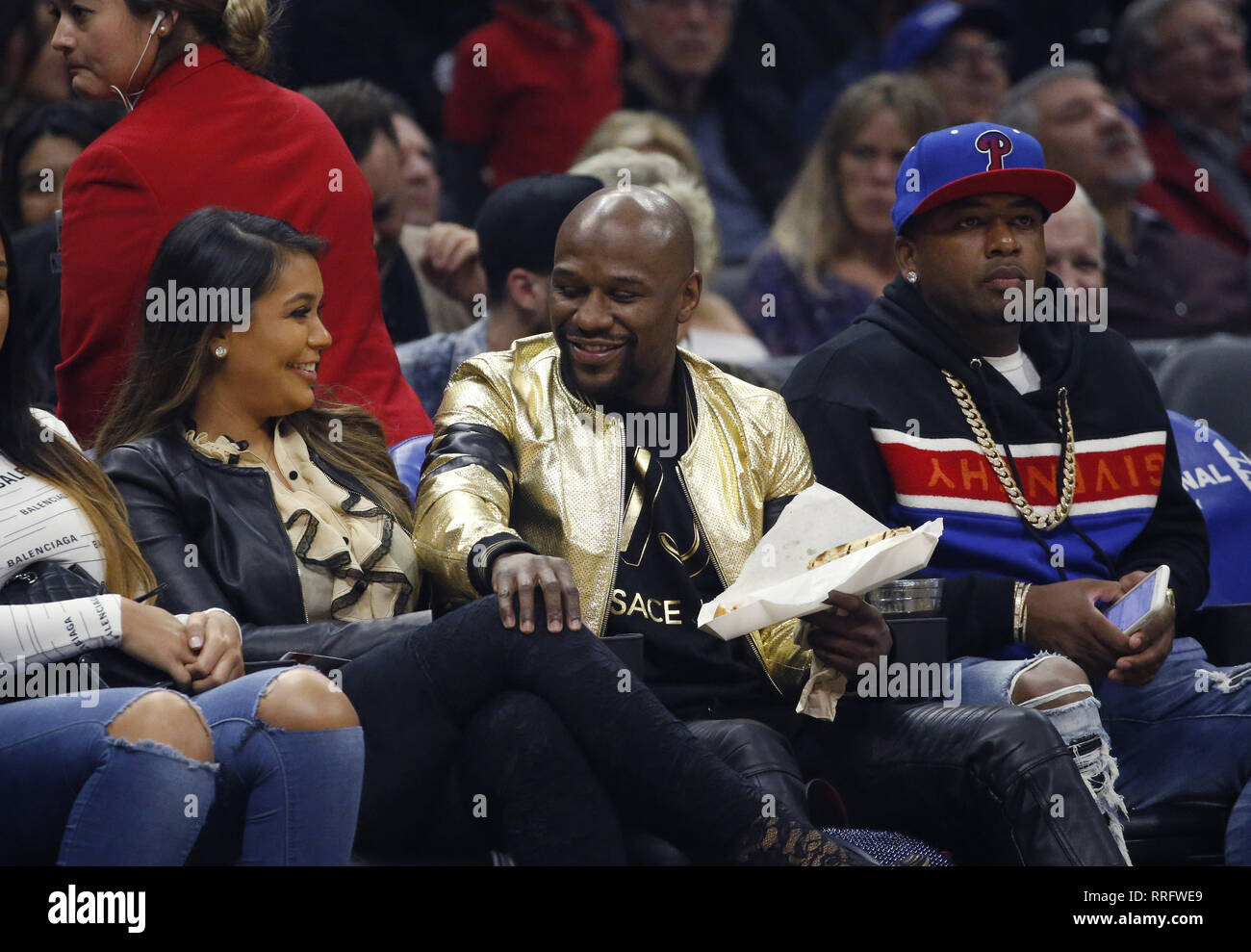 Los Angeles, Californie, USA. Feb 25, 2019. Floyd Mayweather Jr. et James  McNair (P-REALA), chef de groupe de musique TMT assister à un match de  basket NBA entre les Los Angeles Clippers