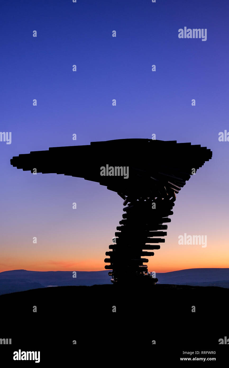 Burnley, Royaume-Uni. 26 février 2019. Météo britannique. Il y avait un magnifique lever du soleil à l'arbre près de la sonnerie chant Burley dans le Lancashire comme l'amende météo Février a continué. Le chant est un arbre de la sonnerie wind powered sculpture sonore ressemblant à un arbre situé dans le paysage de la colline surplombant la plage de Pennine Burnley, dans le Lancashire. Burnley's Panopticon, 'Ssinging Ringing Tree', est une sculpture musicale unique qui donne sur Burnley à partir de sa position au-dessus de la ville de Crown Point. Crédit : Paul Melling/Alamy Live News Banque D'Images