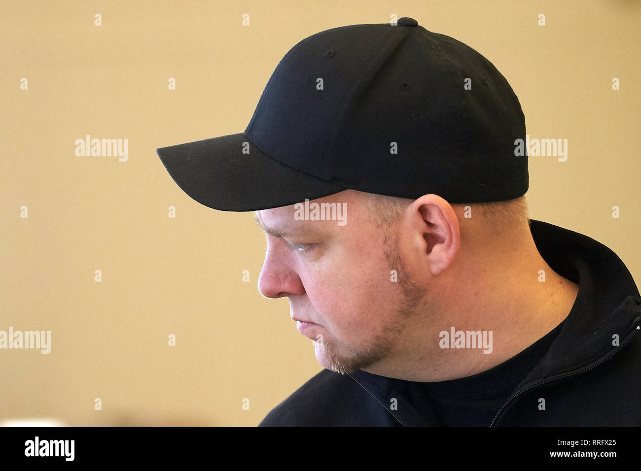 Coblence, Allemagne. Feb 26, 2019. Sven Skoda, l'un des défendeurs, est en attente dans la salle d'audience du tribunal régional pour le début de la procédure contre des membres présumés de la 'Aktionsbüro Mittelrhein'. Six ans et demi après son premier départ, le processus en est à sa troisième ronde. La "Aktionsbüro Mittelrhein' est classé comme l'extrême-droite. Crédit : Thomas Frey/dpa/Alamy Live News Banque D'Images