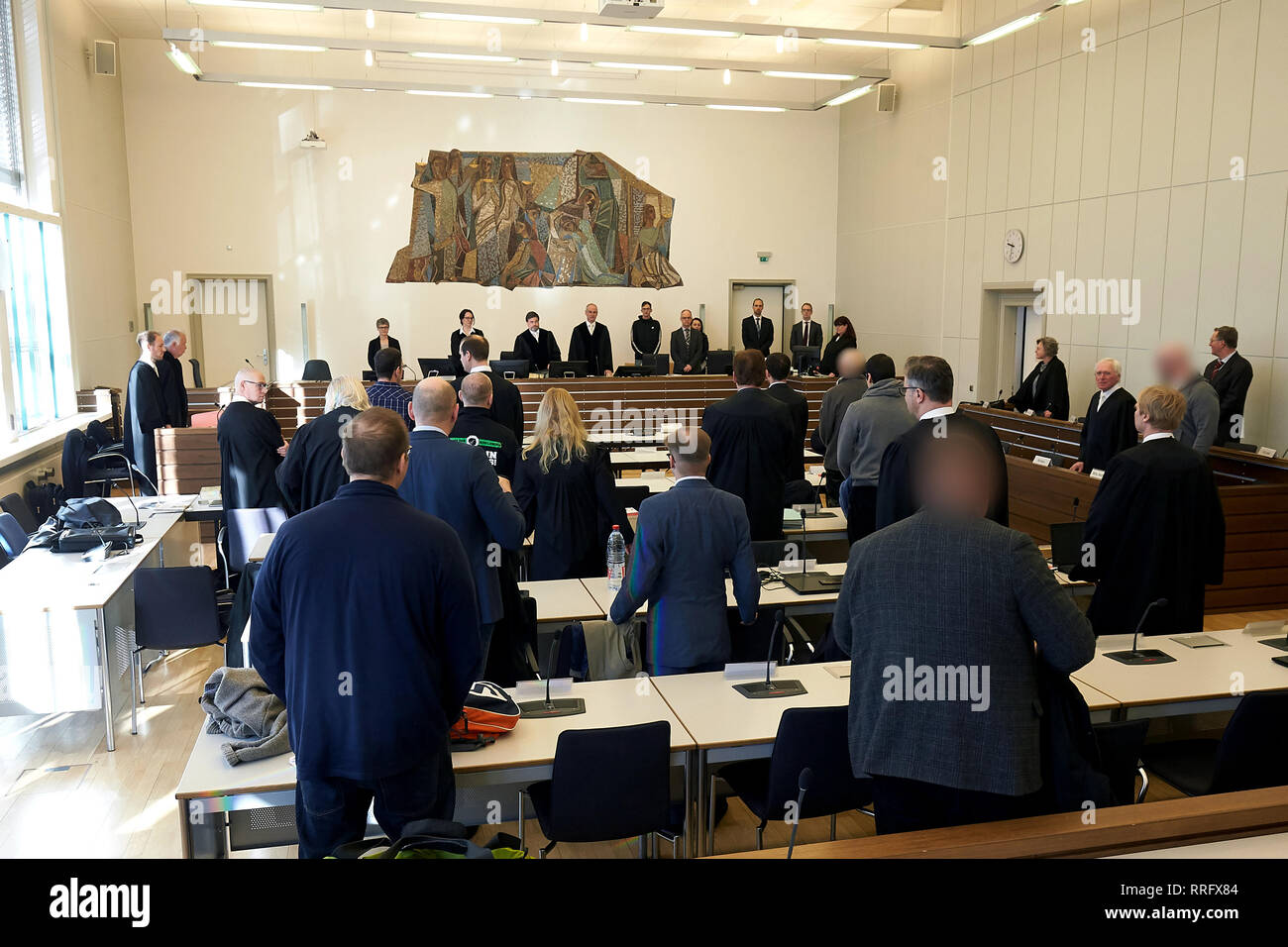 26 février 2019, Rhénanie-Palatinat, Coblence : les accusés et les avocats sont en attente dans la salle d'audience du tribunal régional pour le début de la procédure contre les membres présumés de la 'Aktionsbüro Mittelrhein'. Six ans et demi après son premier départ, le processus en est à sa troisième ronde. La "Aktionsbüro Mittelrhein' est classé comme l'extrême-droite. Photo : Thomas Frey/DPA - ATTENTION : les accusés étaient pixelisées pour des raisons de droits de la personnalité Banque D'Images