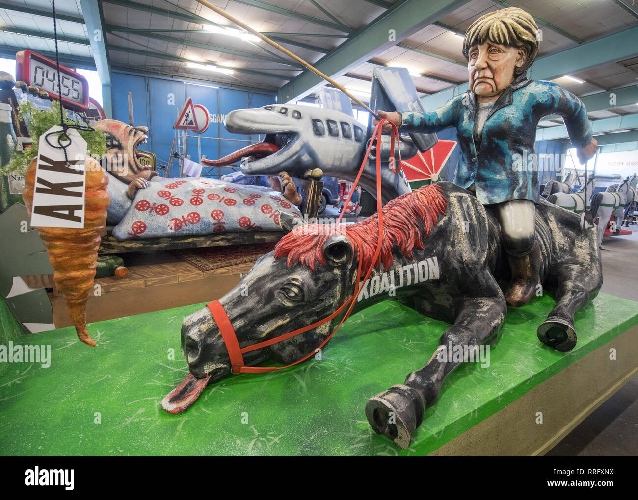 Mainz, Allemagne. Feb 26, 2019. La chancelière Merkel est situé sur la "coalition conduit à la mort" lors de la présentation de l'Association du carnaval de Mayence (MCV) flotteurs. Les voitures roulent à travers le centre ville de Mayence pendant la Rosenmontagszug. Credit : Boris Roessler/dpa/Alamy Live News Banque D'Images