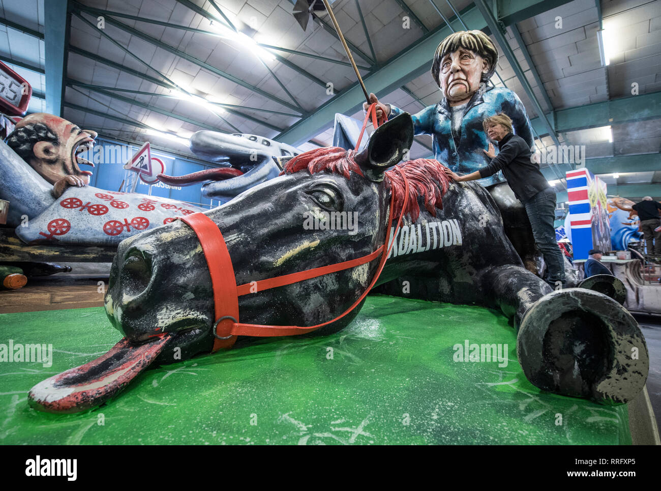 Mainz, Allemagne. Feb 26, 2019. La chancelière Merkel est situé sur la "coalition conduit à la mort" lors de la présentation de l'Association du carnaval de Mayence (MCV) flotteurs. Les voitures roulent à travers le centre ville de Mayence pendant la Rosenmontagszug. Credit : Boris Roessler/dpa/Alamy Live News Banque D'Images