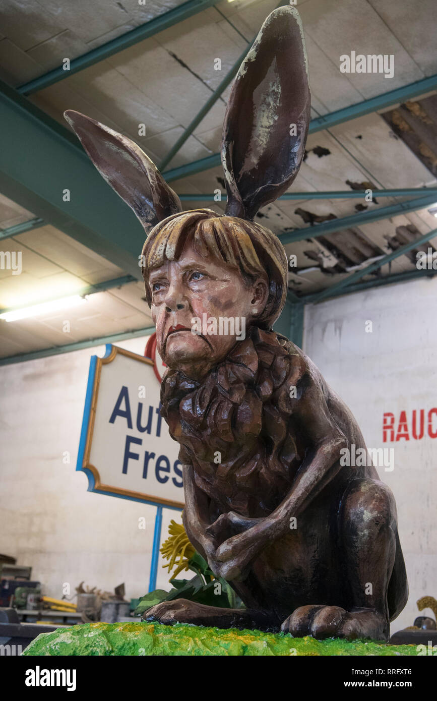 Mainz, Allemagne. Feb 26, 2019. La chancelière Merkel est dépeint comme un lapin à la présentation d'une autre voiture de l'Association du carnaval de Mayence (MCV). Les voitures roulent à travers le centre ville de Mayence pendant la Rosenmontagszug. Credit : Boris Roessler/dpa/Alamy Live News Banque D'Images