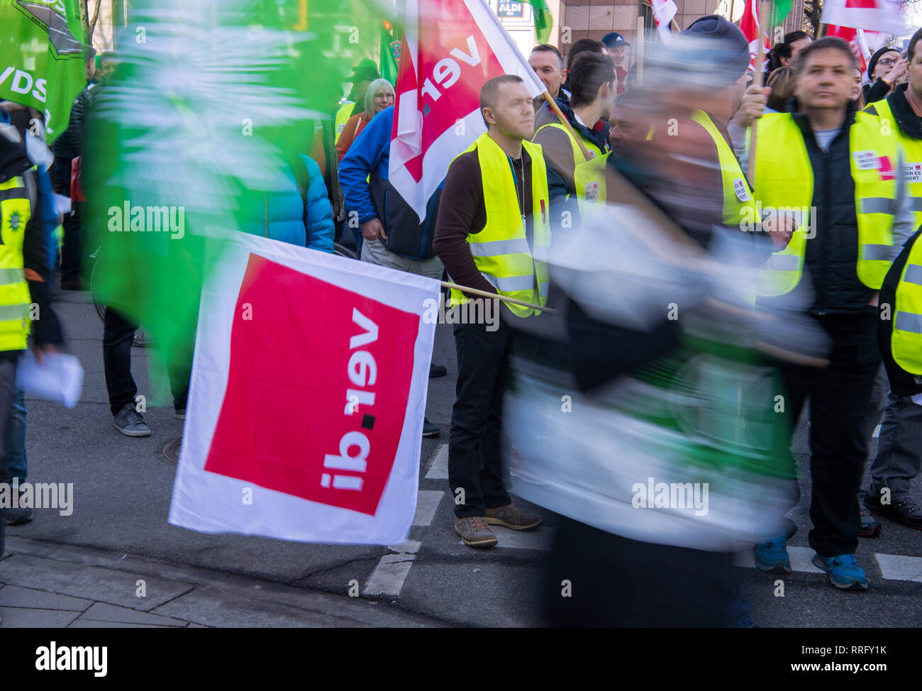 26 février 2019, Bavaria, Munich : les manifestants à pied à travers le centre ville pendant la grève d'avertissement. Le syndicat Verdi a demandé plus de 2000 travailleurs du secteur public dans l'ensemble de la Bavière sur les grèves d'avertissement. Photo : Lino Mirgeler/dpa Banque D'Images